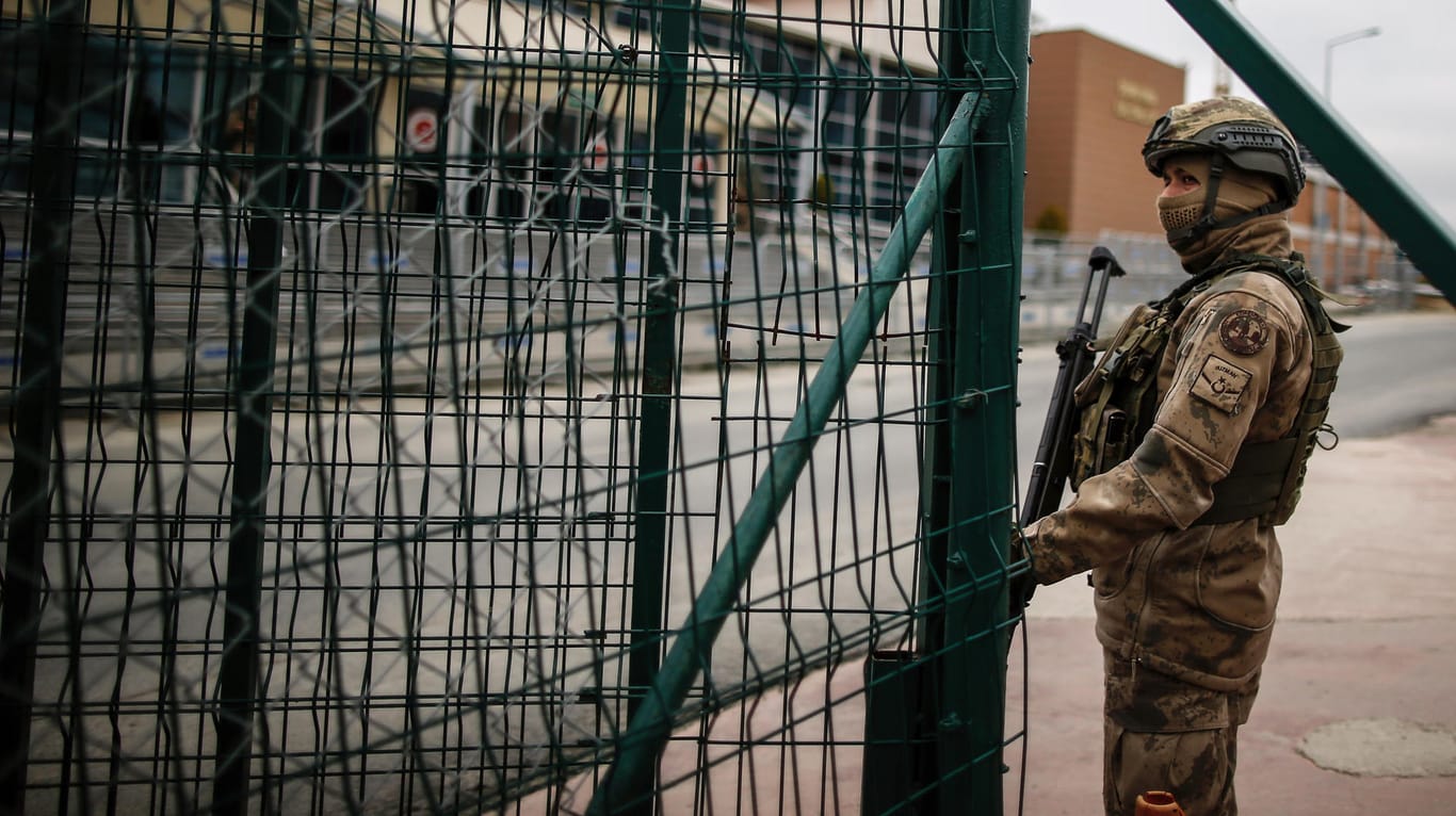 Silivri: Ein Soldat steht vor dem berüchtigten türkischen Gefängniskomplex.