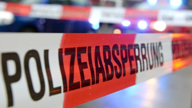 Ein Flatterband mit der Aufschrift "Polizeiabsperrung" ist an einem Einsatzort zu sehen: Bei einem Autounfall nahe Mintraching kam am Donnerstagabend der 21-jährige Fahrer ums Leben. (Symbolbild)