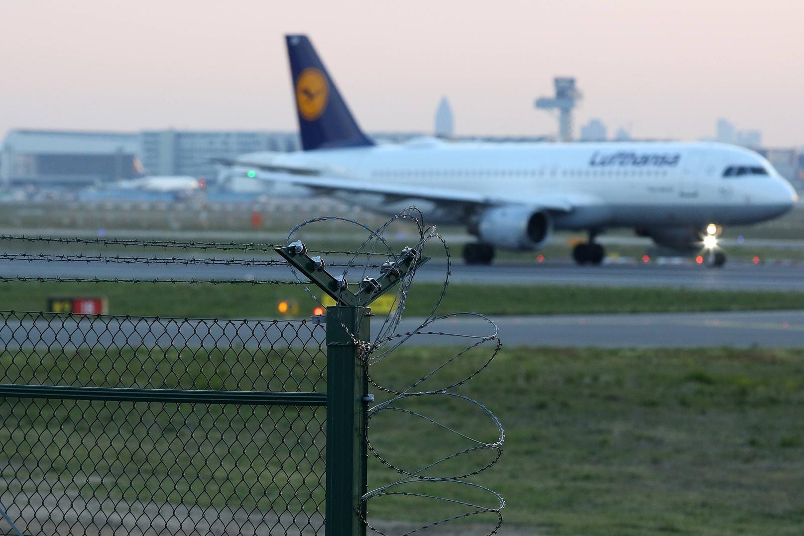 Flieger der Lufthansa am Airport Frankfurt/Main: Mehr als 7.000 Ausländer wurden 2018 aus Deutschland ausgewiesen (Symbolfoto).