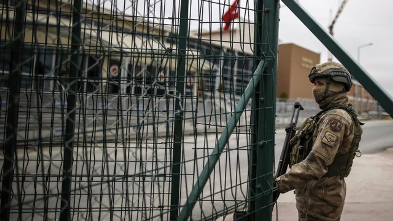 Türkische Soldaten stehen vor dem Gefängniskomplex, in dem Deniz Yücel mehr als ein Jahr in der Türkei inhaftiert war.