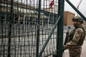 Türkische Soldaten stehen vor dem Gefängniskomplex, in dem Deniz Yücel mehr als ein Jahr in der Türkei inhaftiert war.