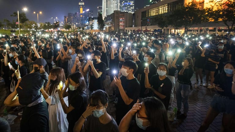 Schüler halten ihre Handys als Taschenlampen während einer Kundgebung der Demokratiebewegung in Hongkong: YouTube hat mehrere Propaganda-Kanäle im Zusammenhang mit den Protesten gelöscht.