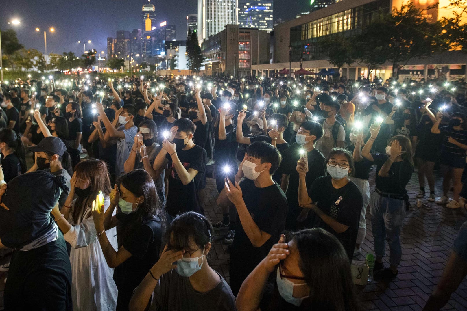 Schüler halten ihre Handys als Taschenlampen während einer Kundgebung der Demokratiebewegung in Hongkong: YouTube hat mehrere Propaganda-Kanäle im Zusammenhang mit den Protesten gelöscht.