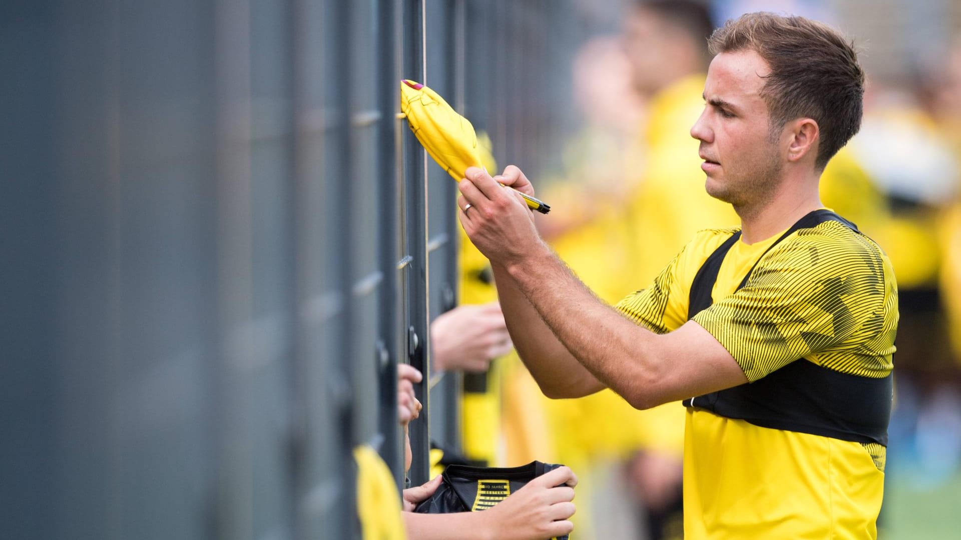 Mario Götze schreibt Autogramme: Der Weltmeister muss beim BVB erneut um einen Stammplatz kämpfen.