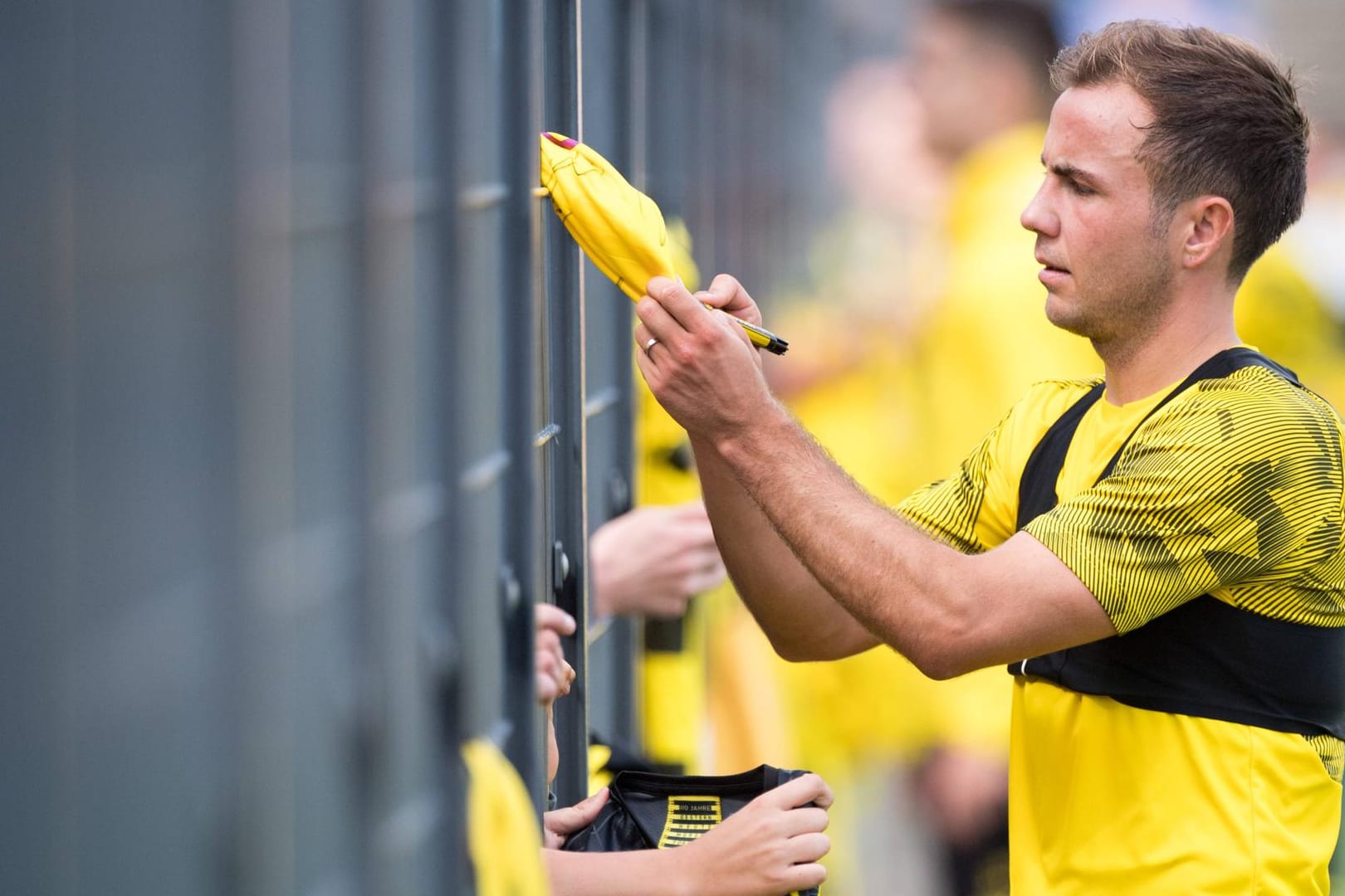 Mario Götze schreibt Autogramme: Der Weltmeister muss beim BVB erneut um einen Stammplatz kämpfen.