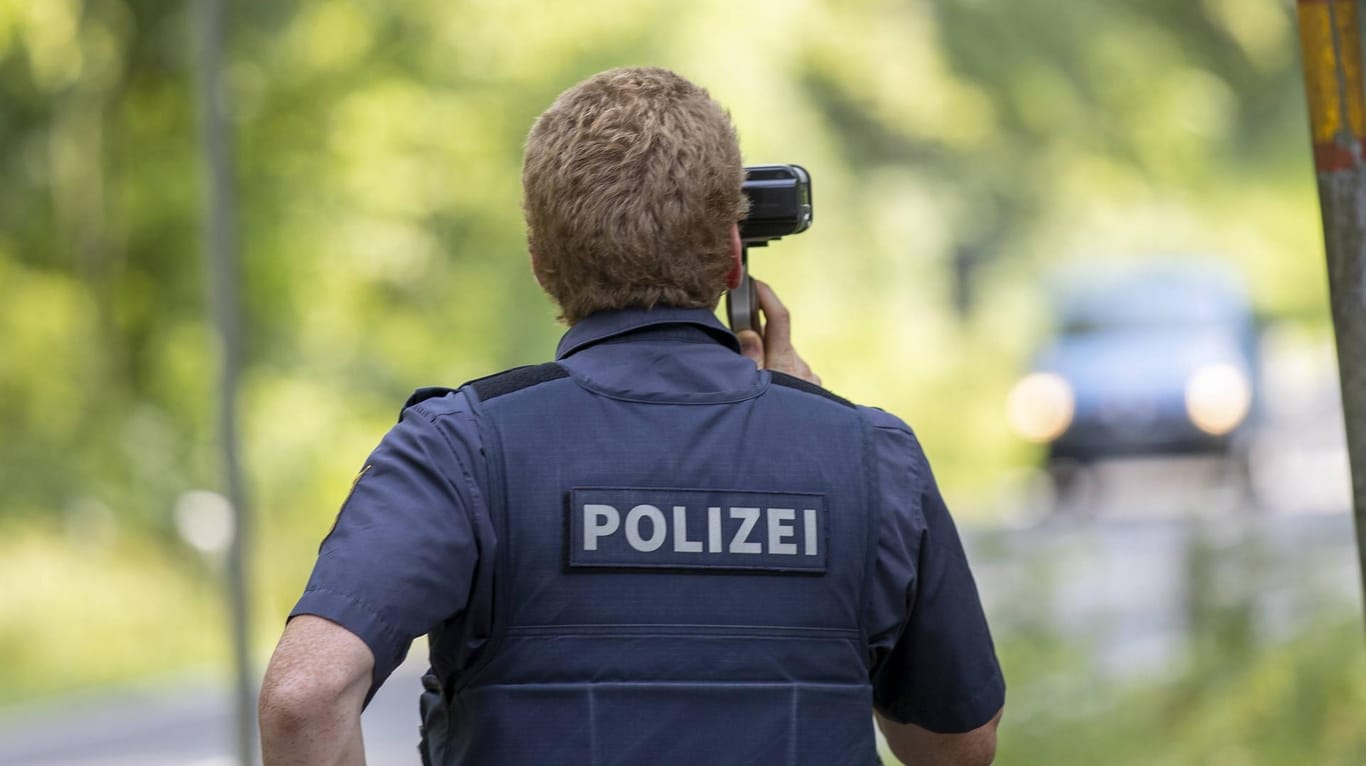 Ein Polizist bei der Geschwindigkeitskontrolle (Symbolbild): In Thüringen ist ein Autofahrer mit 208 km/h erwischt worden. Erlaubt waren 80.