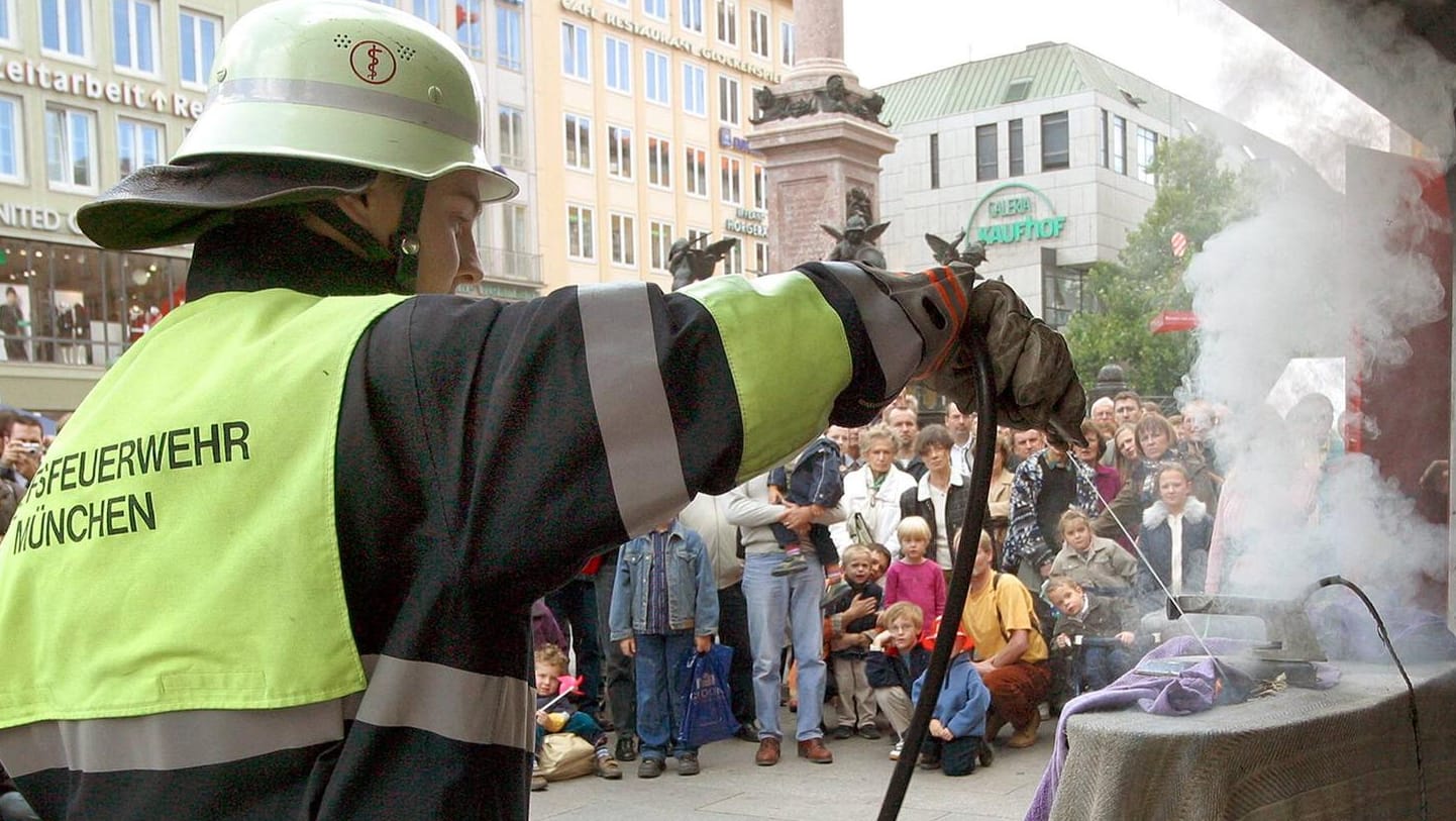 Feuerwehrmann löscht vor Publikum ein brennendes Bügeleisen: Steht das Gerät waagerecht auf einer brennbaren Unterlage, fängt diese schnell Feuer.