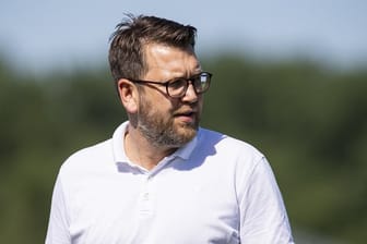 Paderborn-Manager Martin Przondziono beklagt die großen finanziellen Unterschiede in der Fußball-Bundesliga.