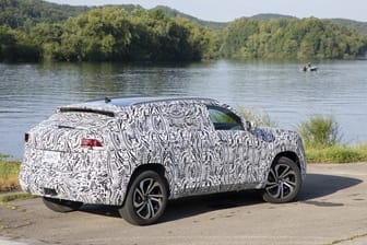 Der VW Atlas Cross Sport im Erlkönig-Outfit: Das SUV ist 4,90 Meter lang und damit vielleicht kurz genug, um auch in Deutschland auf den Markt zu kommen.