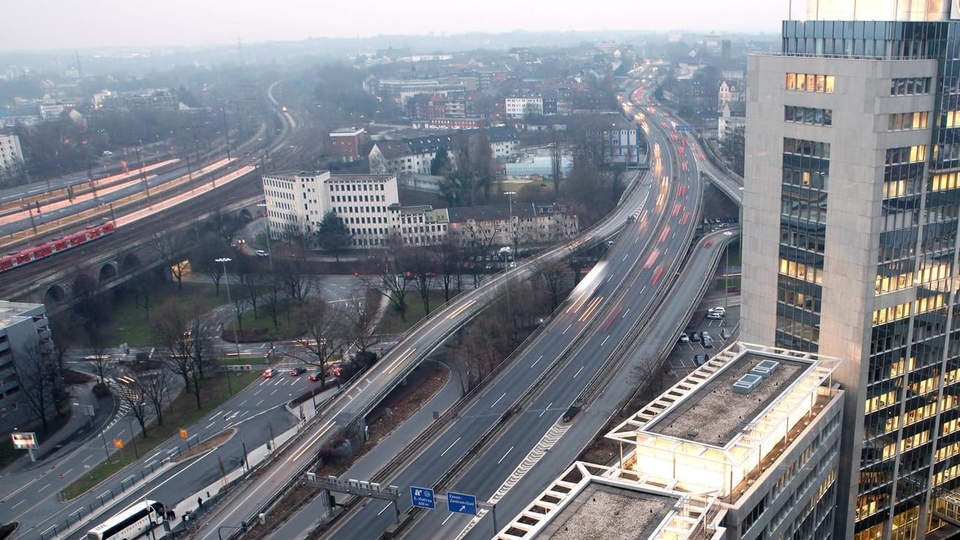Blick auf die Helbingbrücke (A 40) in Essen: Am Freitagmorgen ist ein Autofahrer dort gegen die Brückenpfeiler gefahren.