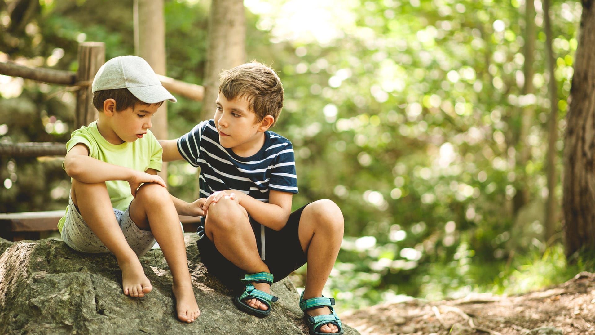 Ein Junge tröstet einen anderen: Sozialkompetenz können Kinder unter anderem lernen, indem sie sich gegenseitig unterstützen.