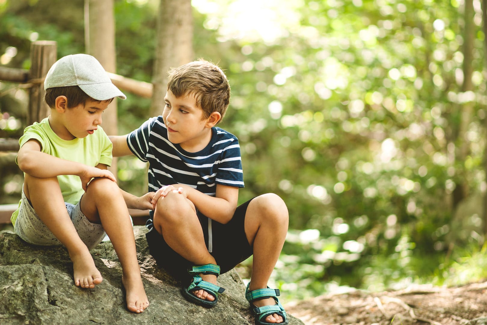 Ein Junge tröstet einen anderen: Sozialkompetenz können Kinder unter anderem lernen, indem sie sich gegenseitig unterstützen.