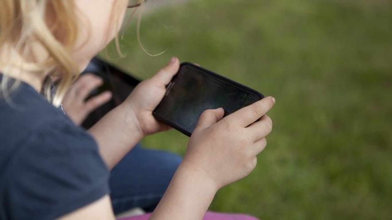 Darf das Kind mit dem Smartphone spielen, sollten Eltern ungewollten In-App-Käufen lieber einen Riegel vorschieben.