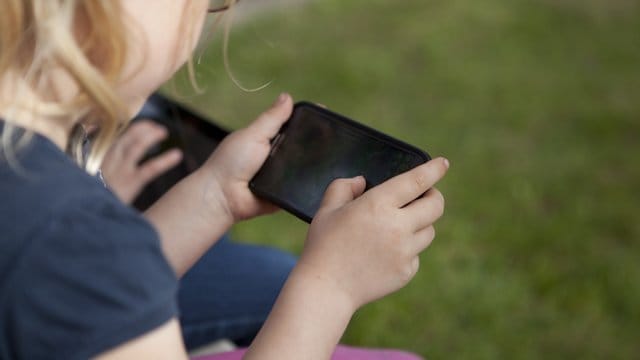 Darf das Kind mit dem Smartphone spielen, sollten Eltern ungewollten In-App-Käufen lieber einen Riegel vorschieben. Darf das Kind mit dem Smartphone spielen, sollten Eltern ungewollten In-App-Käufen lieber einen Riegel vorschieben.