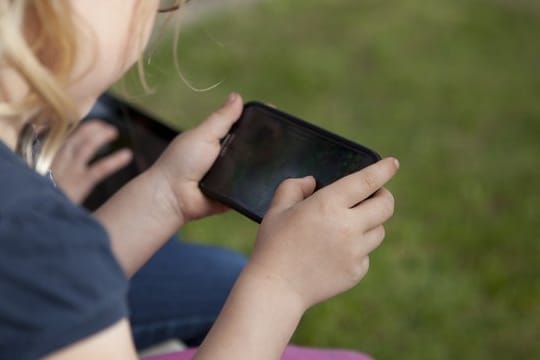 Darf das Kind mit dem Smartphone spielen, sollten Eltern ungewollten In-App-Käufen lieber einen Riegel vorschieben.