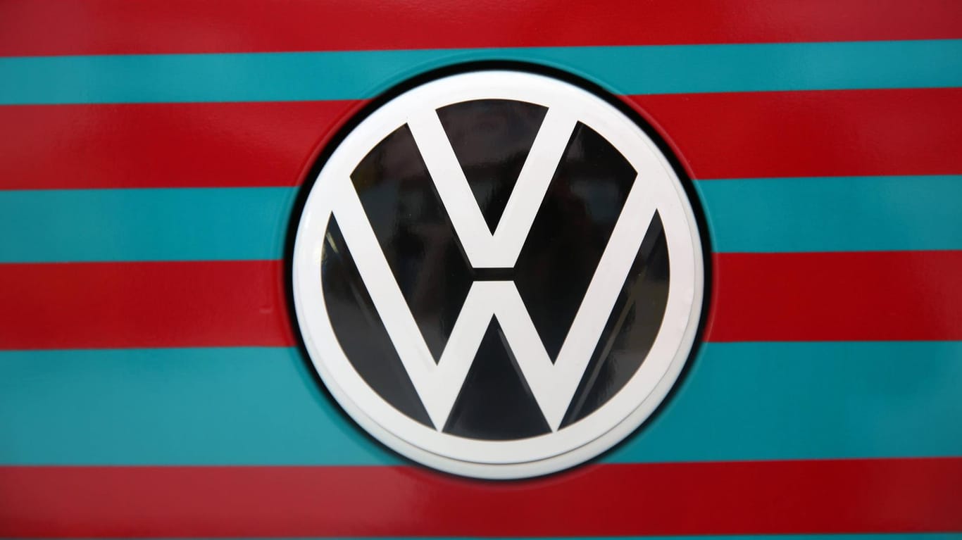 Neues VW-Logo: Es wird bei weltweit mehr als 10.000 Händlern und Werkstätten das alte Emblem ersetzen.
