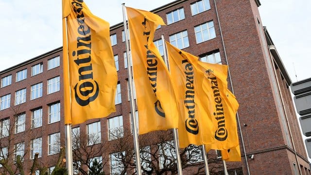 Fahnen mit dem Continental-Logo wehen vor der Hauptverwaltung in Hannover: Wie viele Stellen von dem Abbau der Antriebssparte Powertrain betroffen sein werden, ist noch nicht bekannt. (Archivbild)