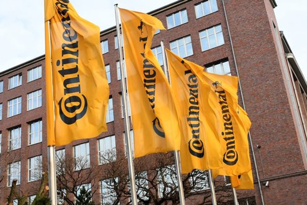 Fahnen mit dem Continental-Logo wehen vor der Hauptverwaltung in Hannover: Wie viele Stellen von dem Abbau der Antriebssparte Powertrain betroffen sein werden, ist noch nicht bekannt. (Archivbild)