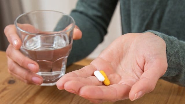 Manche kapselförmigen Medikamente lassen sich auch entleeren und mit Wasser einnehmen. Manche kapselförmigen Medikamente lassen sich auch entleeren und mit Wasser einnehmen.