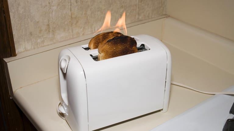 Brennendes Toast: Haushaltsgeräte sollten stets auf einer stabilen Unterlage stehen.