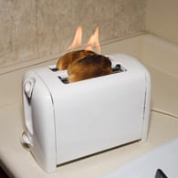 Brennendes Toast: Haushaltsgeräte sollten stets auf einer stabilen Unterlage stehen.