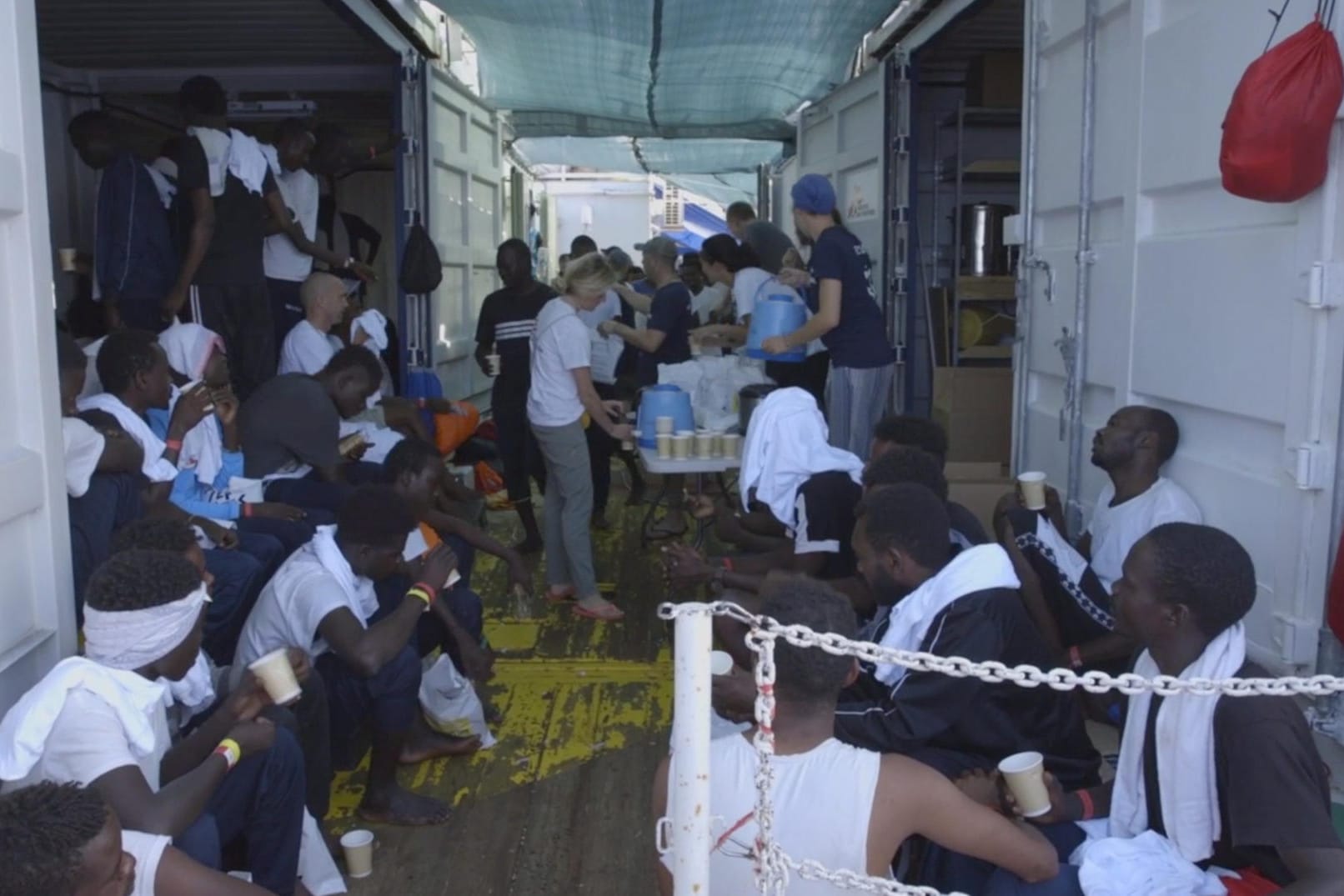 Gerettete Menschen an Bord der "Ocean Viking": Nun wurden Aufnahmeländer gefunden.