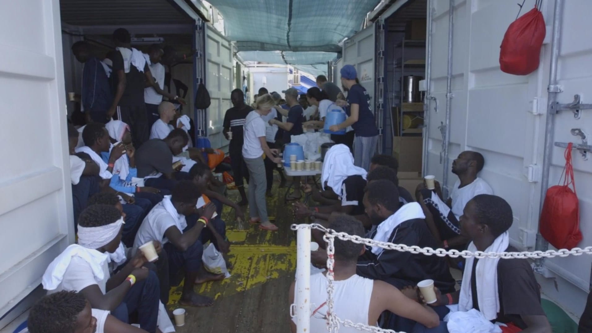 Gerettete Menschen an Bord der "Ocean Viking": Nun wurden Aufnahmeländer gefunden.