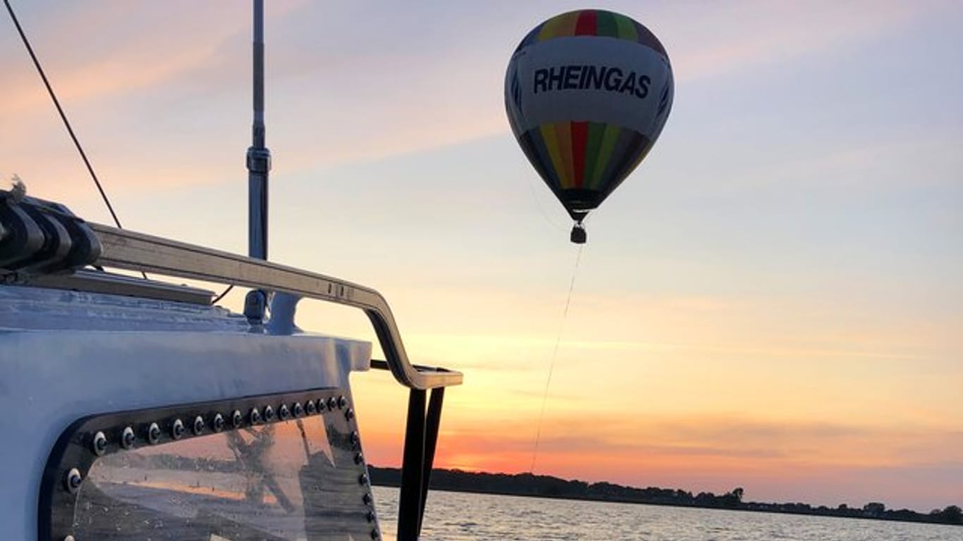 Abschleppen auf See: Seenotretter der Deutschen Gesellschaft zur Rettung Schiffbrüchiger (DGzRS) nähern sich einem Heißluftballon.