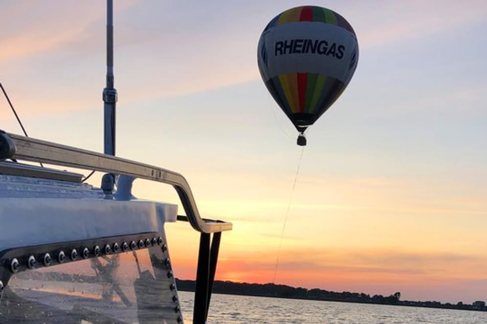 Abschleppen auf See: Seenotretter der Deutschen Gesellschaft zur Rettung Schiffbrüchiger (DGzRS) nähern sich einem Heißluftballon.
