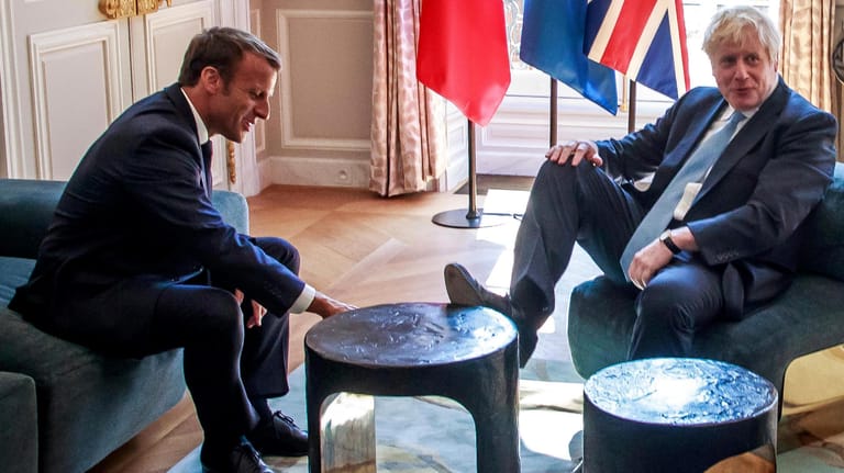 Boris Johnson und der Fuß des Anstoßes: Die Szene entstand wohl bei einem Scherz mit Frankreichs Emmanuel Macron.