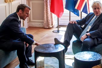 Boris Johnson und der Fuß des Anstoßes: Die Szene entstand wohl bei einem Scherz mit Frankreichs Emmanuel Macron.