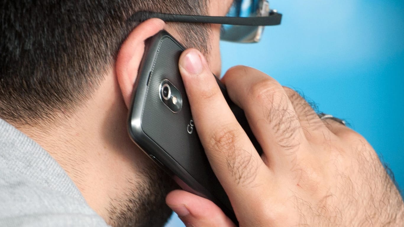 Ein Mann hält ein Smartphone ans Ohr: Aufgrund der Wärmewirkung der Handystrahlung wird empfohlen, das Gerät nicht ständig nah am Körper zu tragen.