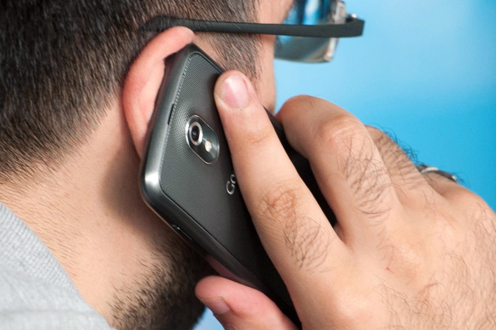 Ein Mann hält ein Smartphone ans Ohr: Aufgrund der Wärmewirkung der Handystrahlung wird empfohlen, das Gerät nicht ständig nah am Körper zu tragen.