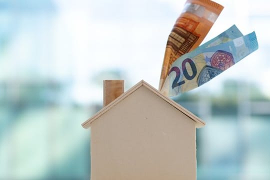 Geld von der Bank bekommen Bauherren derzeit besonders günstig.