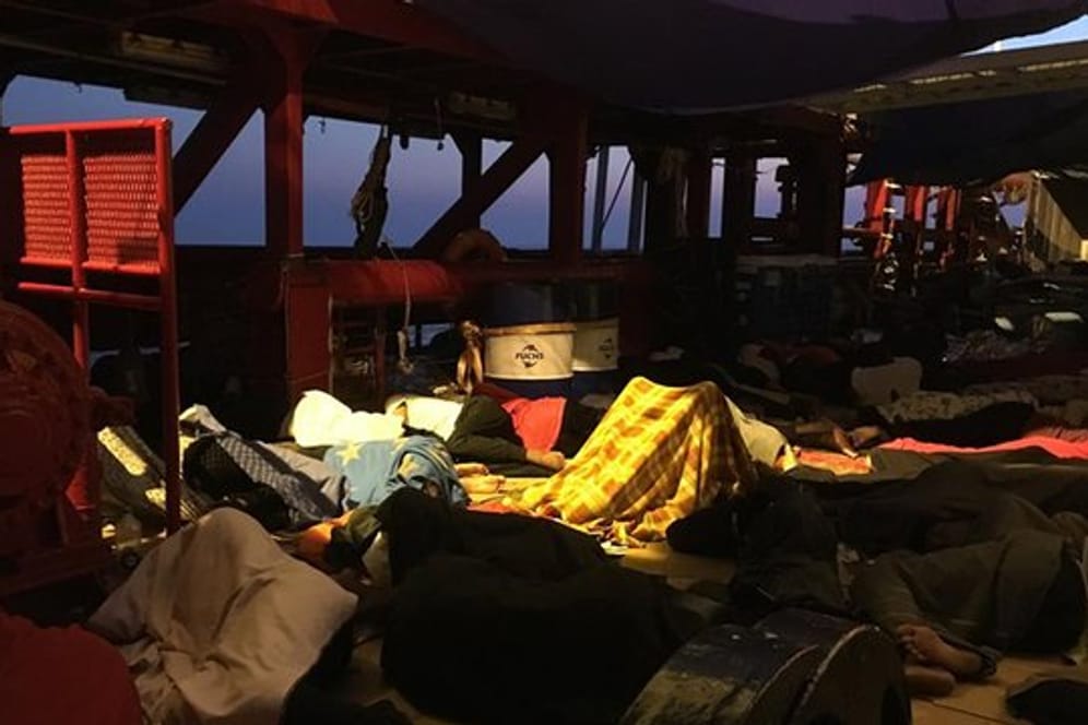 In Sicherheit: Migranten schlafen auf dem Rettungsschiff "Ocean Viking", das erst nach zwei Wochen Blockade auf dem Mittelmeer in Malta anlegen darf.