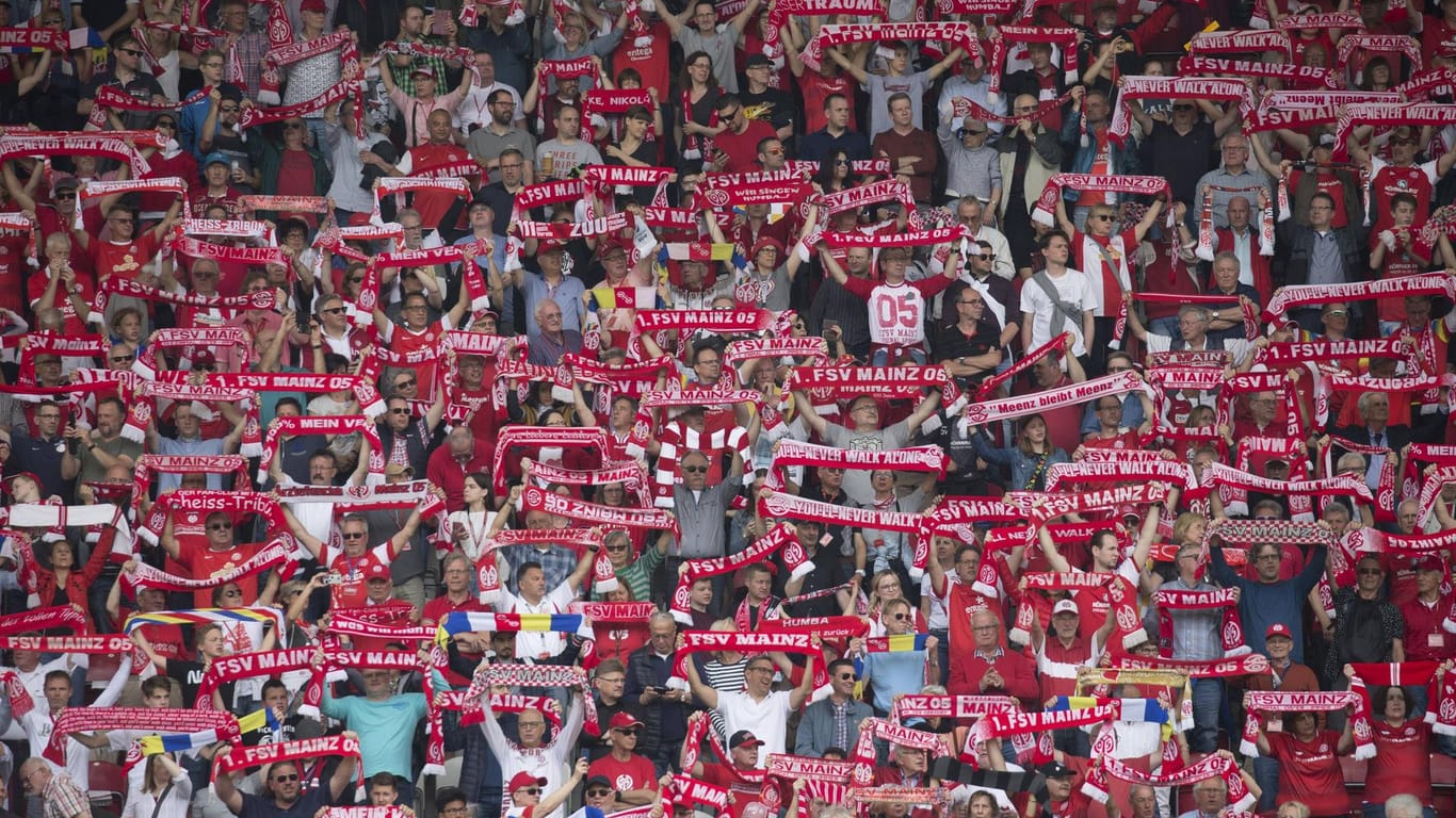 Fans vom FSV Mainz 05 halten ihre Schals hoch: In der Opel Arena sind nun einige Umbaumaßnahmen abgeschlossen.