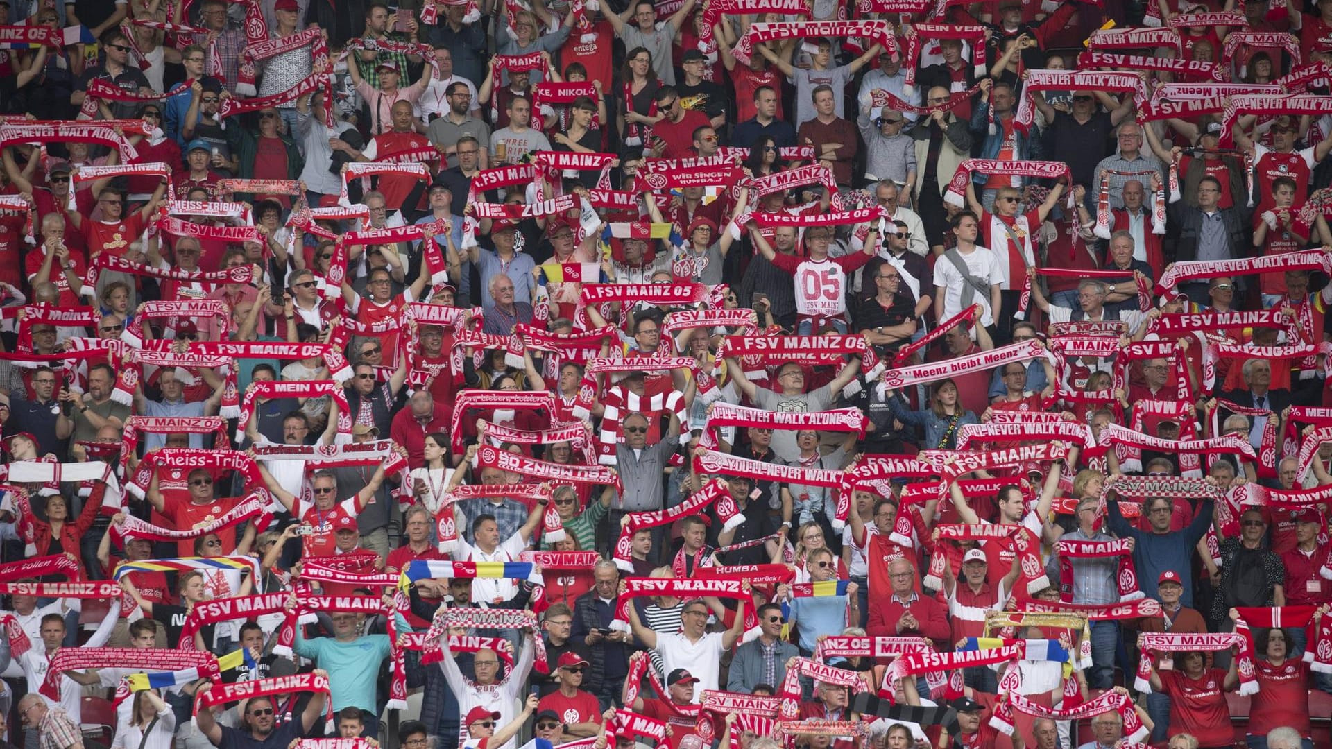 Fans vom FSV Mainz 05 halten ihre Schals hoch: In der Opel Arena sind nun einige Umbaumaßnahmen abgeschlossen. Fans vom FSV Mainz 05 halten ihre Schals hoch: In der Opel Arena sind nun einige Umbaumaßnahmen abgeschlossen.