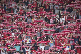 Fans vom FSV Mainz 05 halten ihre Schals hoch: In der Opel Arena sind nun einige Umbaumaßnahmen abgeschlossen.