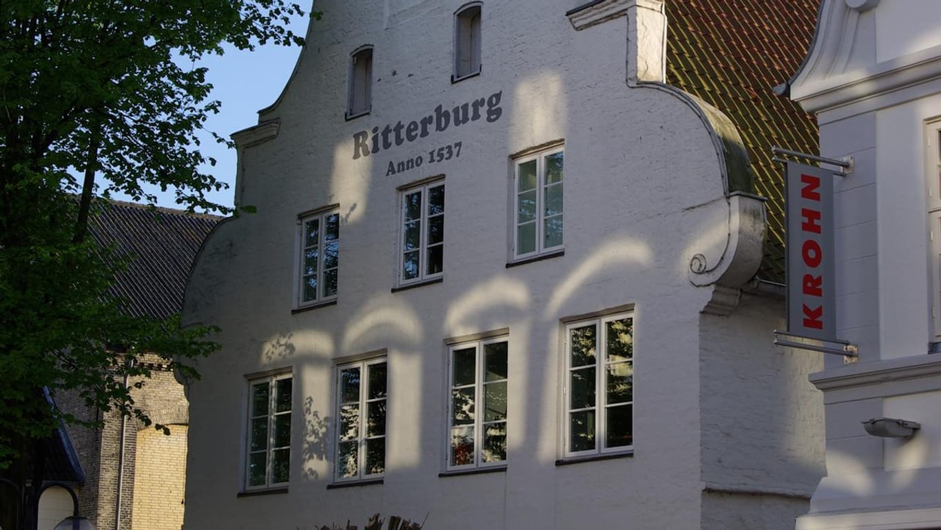 Ritterburg Eckernförde: Es handelt sich nicht um eine Burg, sondern um ein unter Denkmalschutz stehendes Geschäfts- und Wohnhaus.