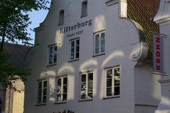 Ritterburg Eckernförde: Es handelt sich nicht um eine Burg, sondern um ein unter Denkmalschutz stehendes Geschäfts- und Wohnhaus.