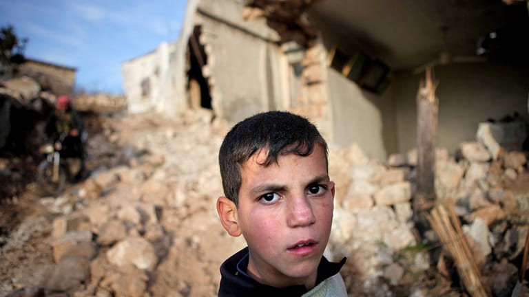 Junge vor einem zerstörten Haus in Syrien: "Ich würde Krieg verbieten." (11-Jährige) (Symbolfoto)