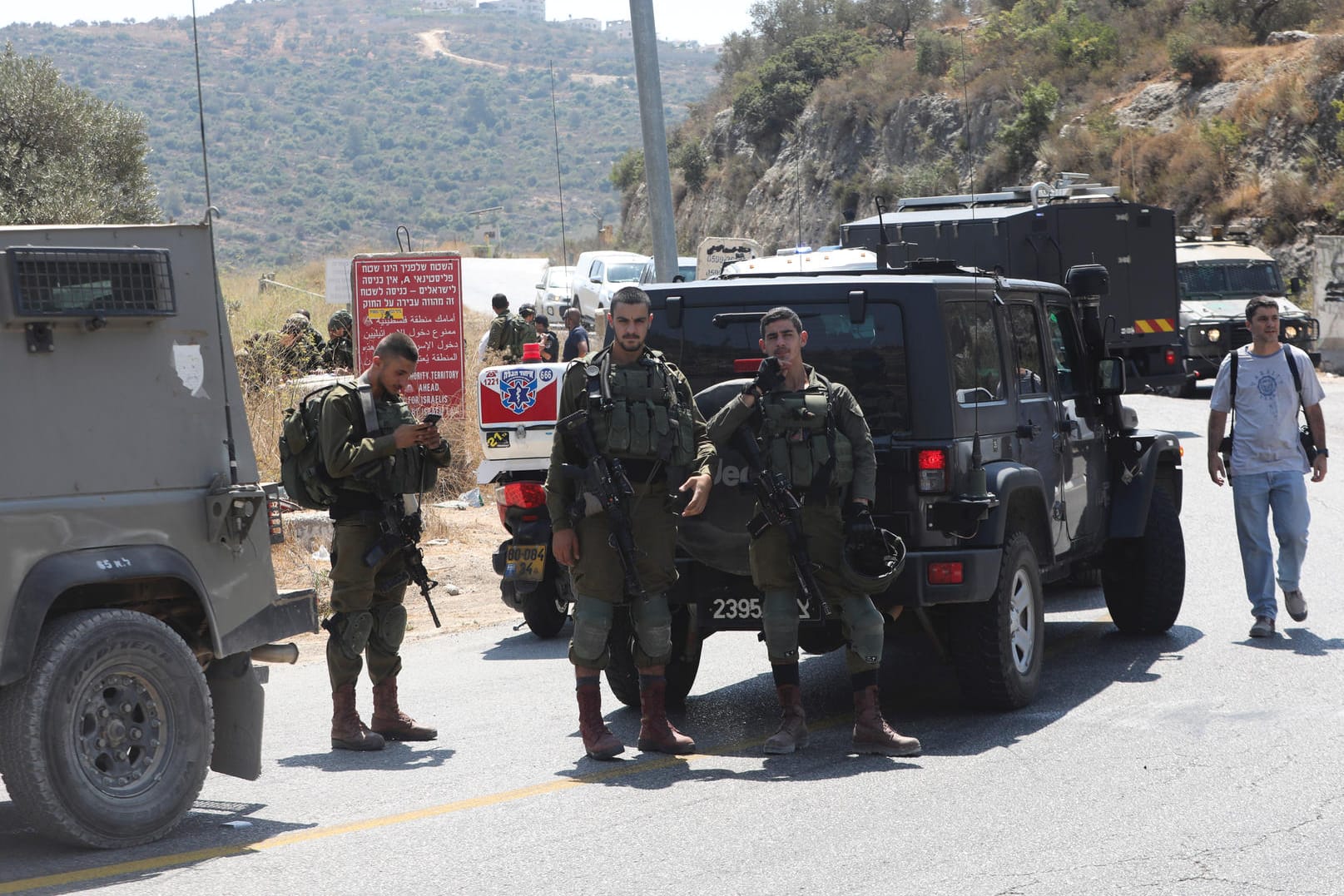 Nach dem Anschlag in Dolev errichten israelische Soldaten Straßensperren in der Umgebung.