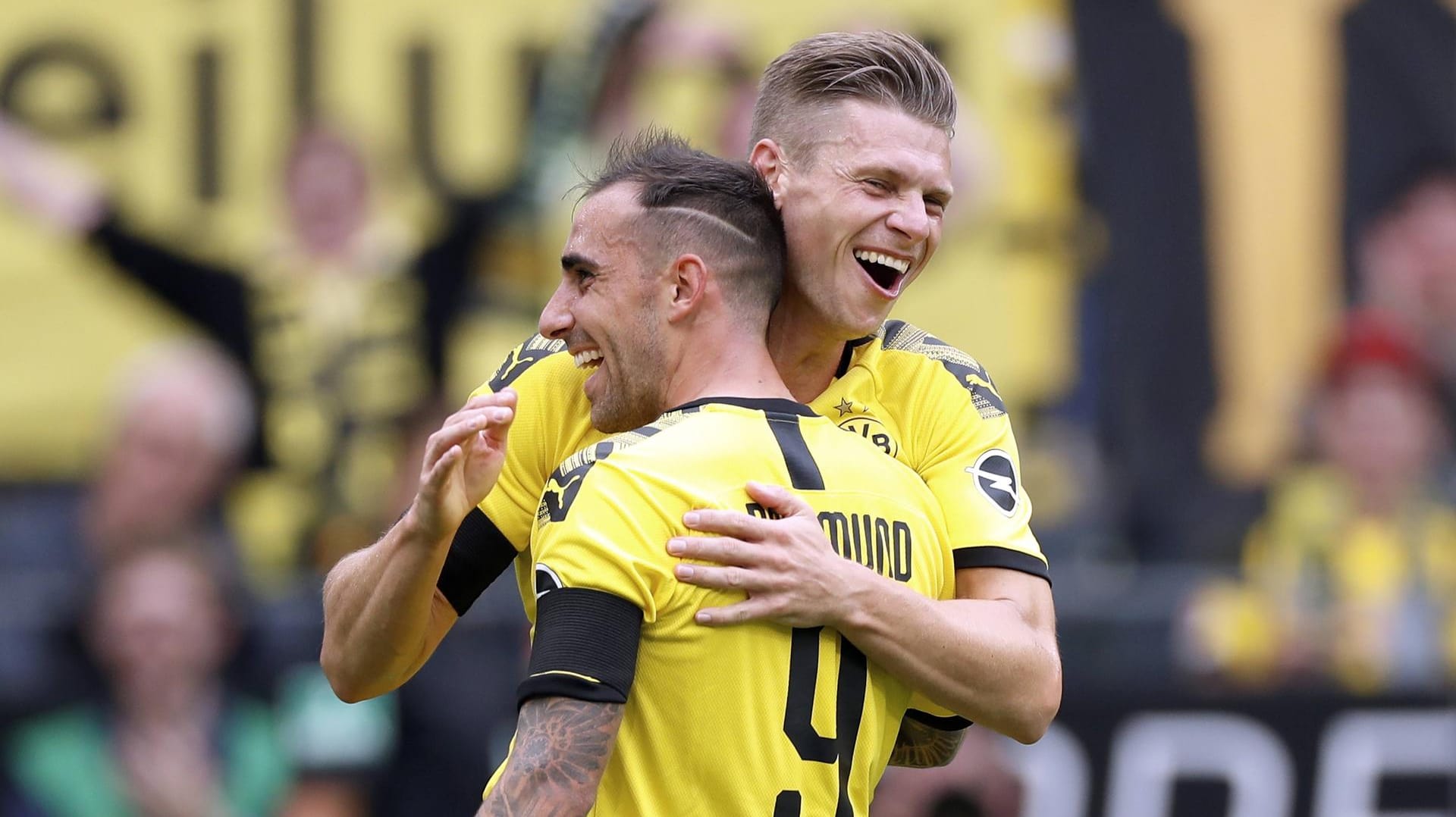 Die BVB-Profis Paco Alcacer (l.) und Lukasz Piszczek jubeln: Sie wollen auch den 1. FC Köln besiegen.