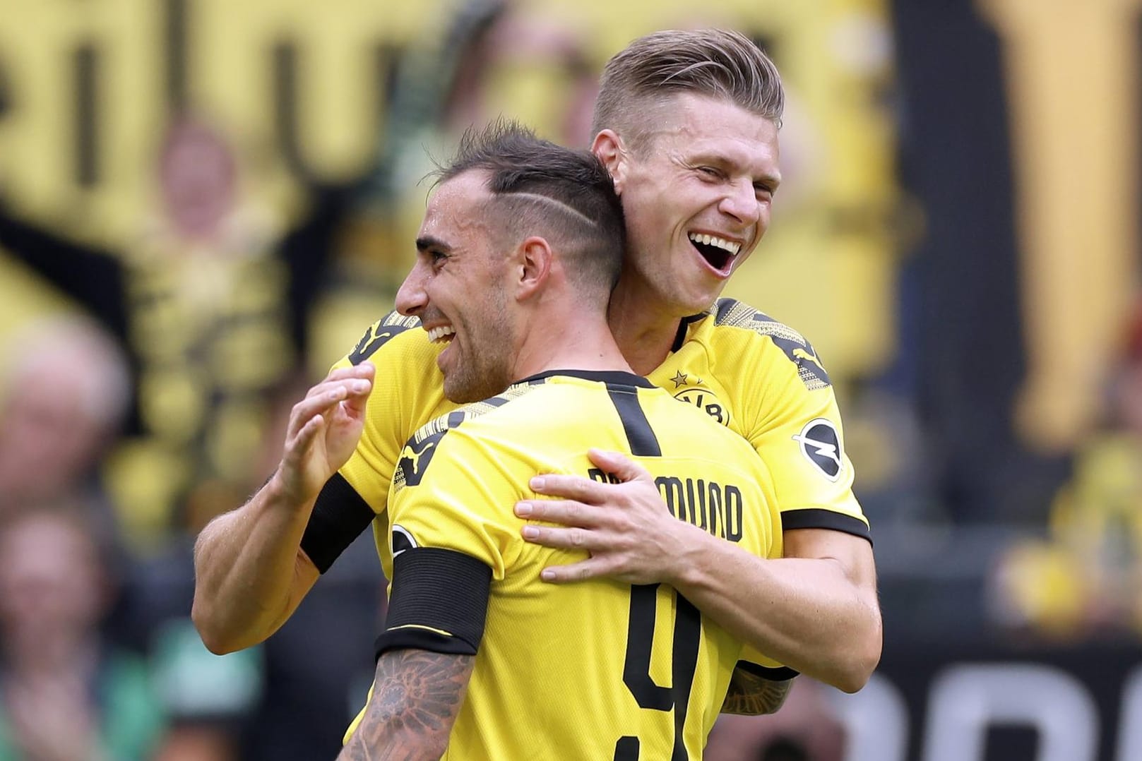 Die BVB-Profis Paco Alcacer (l.) und Lukasz Piszczek jubeln: Sie wollen auch den 1. FC Köln besiegen.