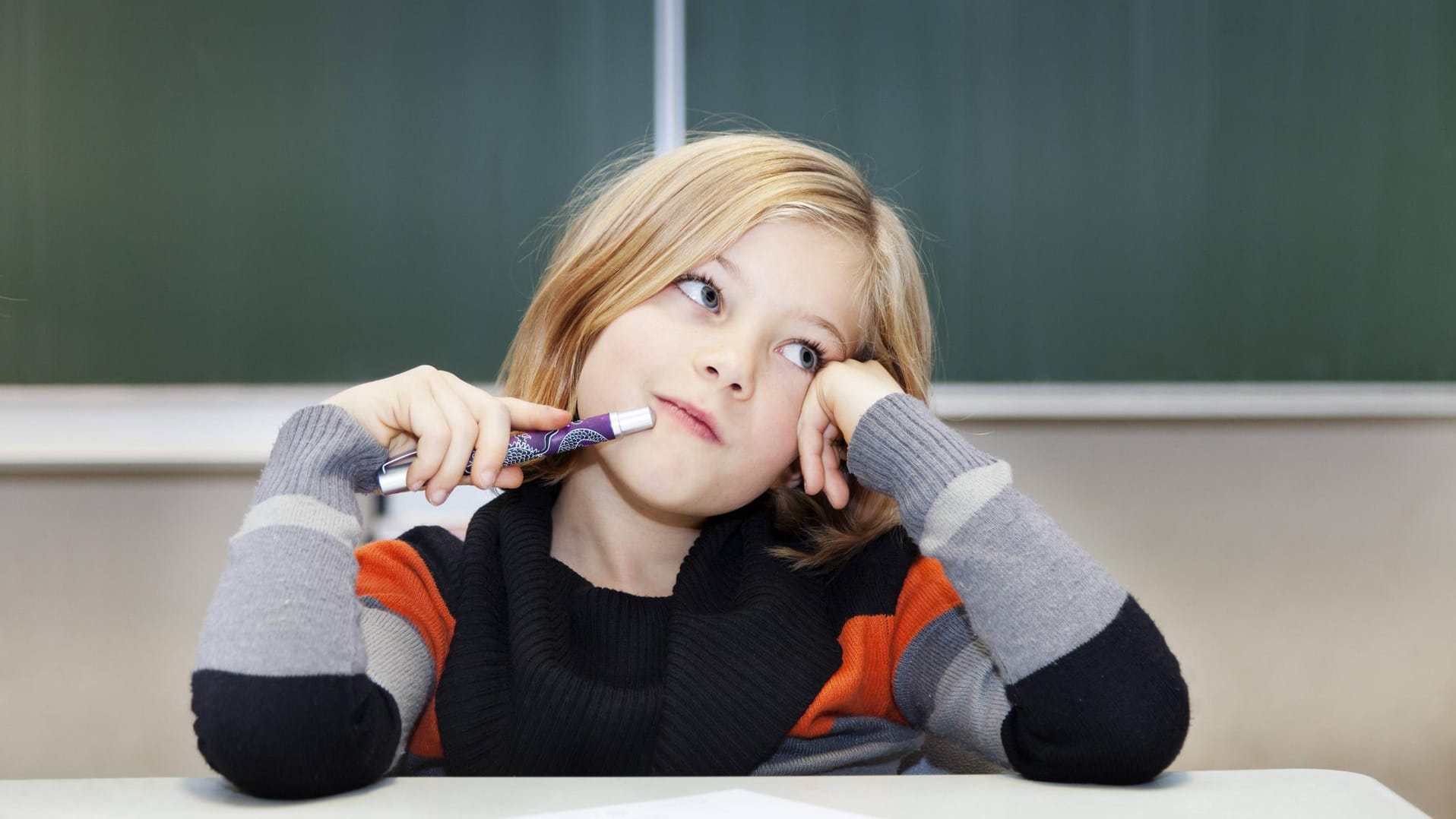 Schülerin überlegt: In der Kinder-Medien-Studie 2019 wurden Vier- bis 13-Jährige gefragt, was sie tun würden, wenn sie Regierungschef wären. (Symbolfoto)