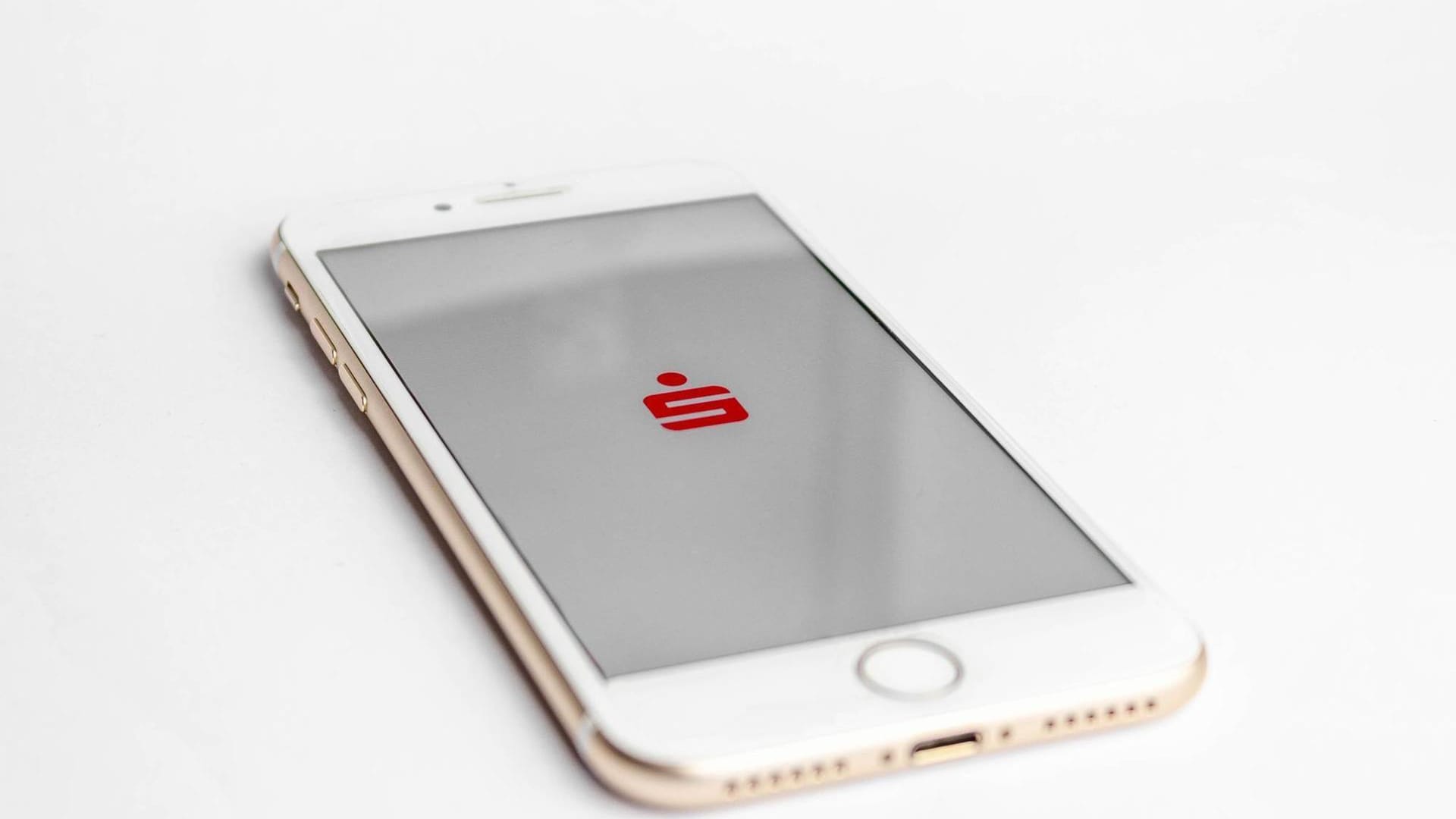 Die Sparkassen-App auf einem iPhone: Übers Wochenende kommt es zu Einschränkungen bei der Kreissparkasse Köln. Die Sparkassen-App auf einem iPhone: Übers Wochenende kommt es zu Einschränkungen bei der Kreissparkasse Köln.