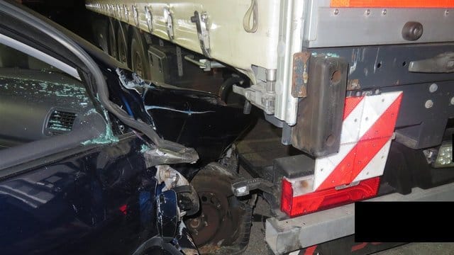 Der VW Golf nach dem Unfall: Die Spritztour des Jungen endet auf einem Rastplatz.