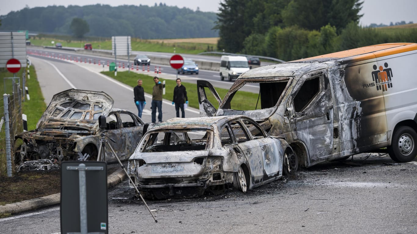Ausgebrannte Autos auf der Autobahn: Nach einem Raubüberfall setzten die Gangster ihre eigenen Fahrzeuge in Brand.