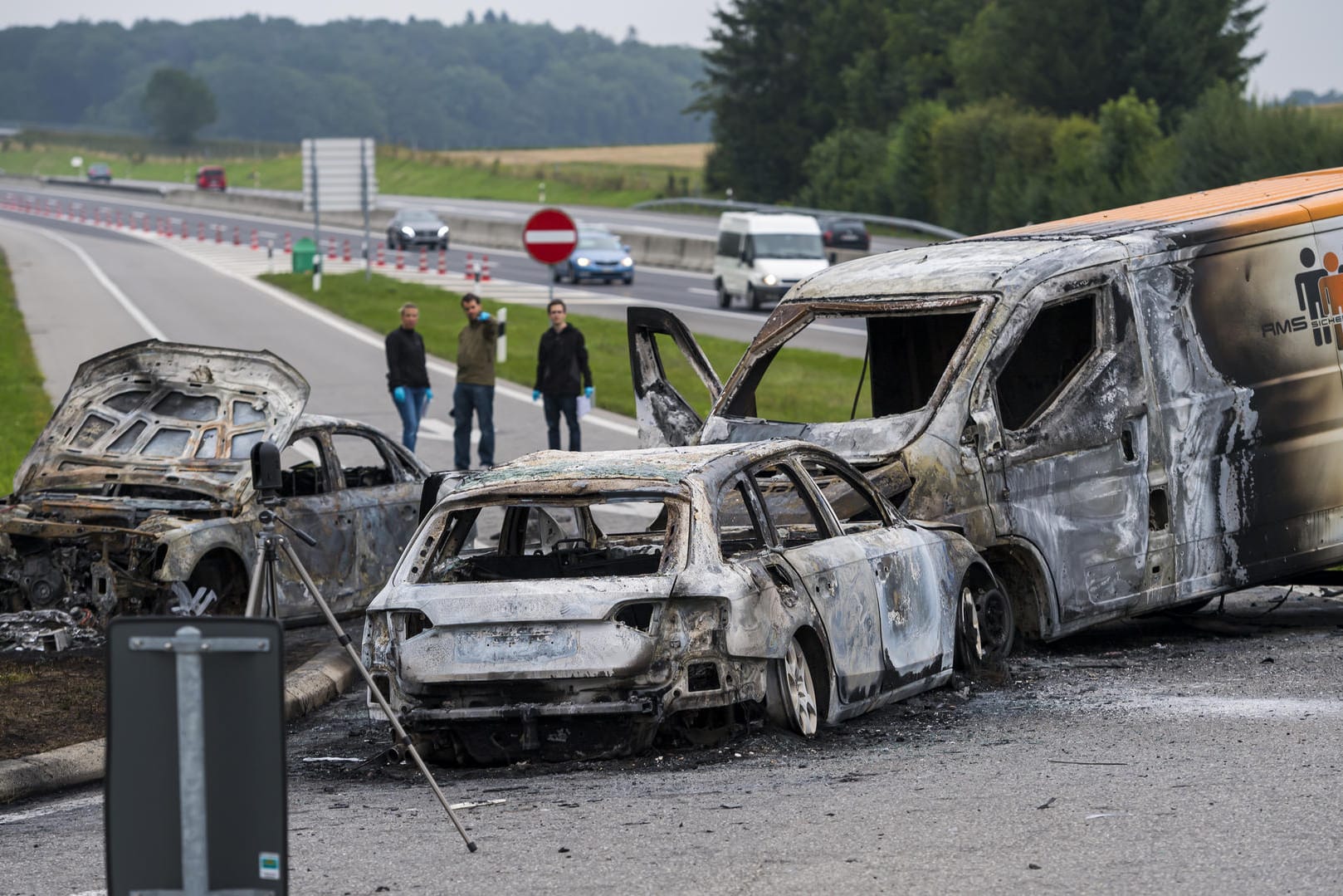 Ausgebrannte Autos auf der Autobahn: Nach einem Raubüberfall setzten die Gangster ihre eigenen Fahrzeuge in Brand.