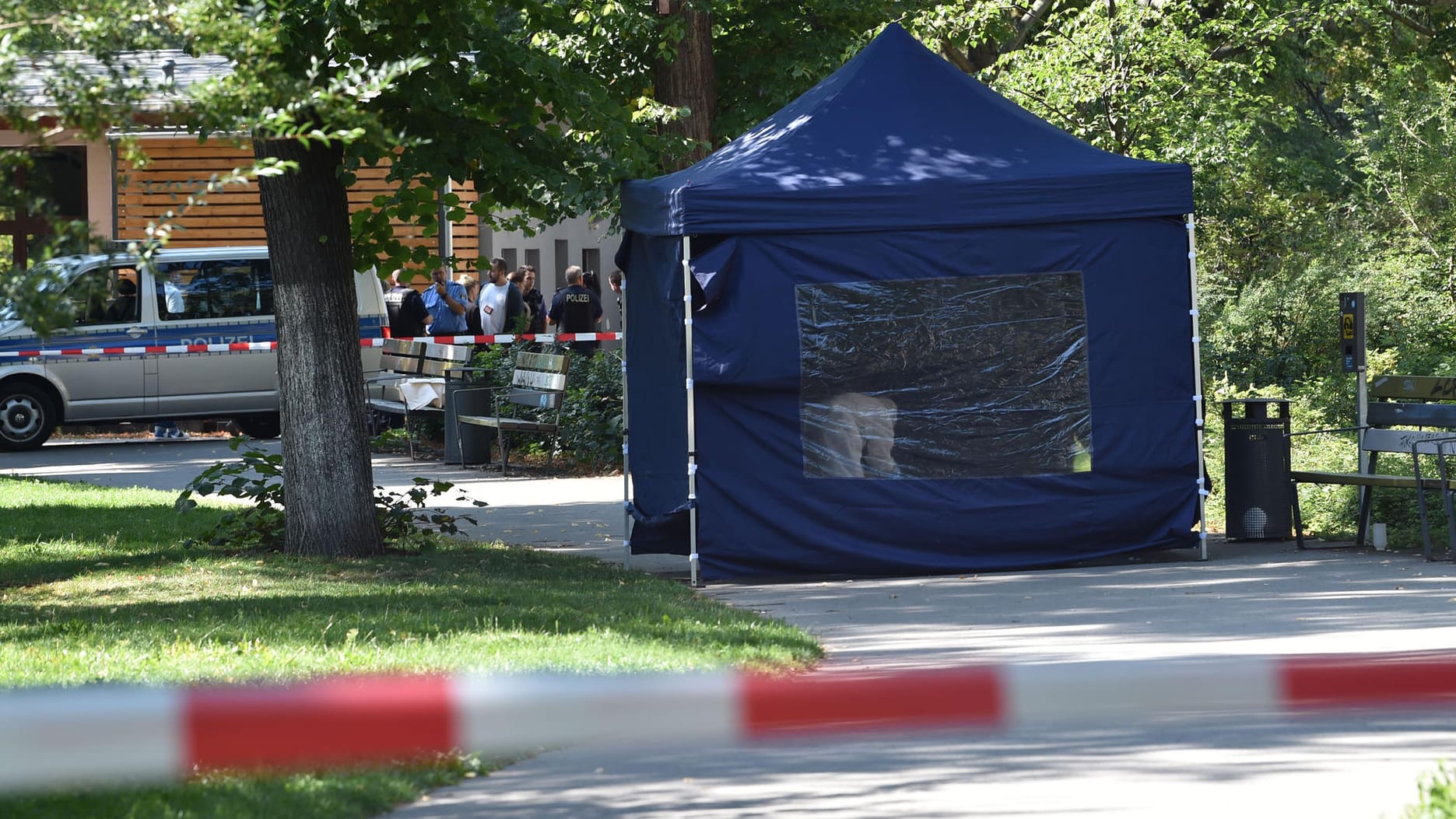 Der Tatort in einem Park in Berlin: Beamte der Spurensicherung sichern in einem Faltpavillon Spuren.